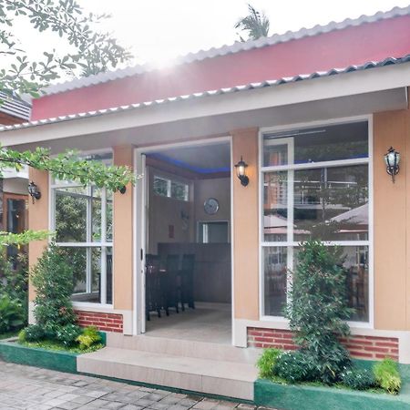 Super Oyo 1579 Kate'El Inn Banyuwangi  Εξωτερικό φωτογραφία