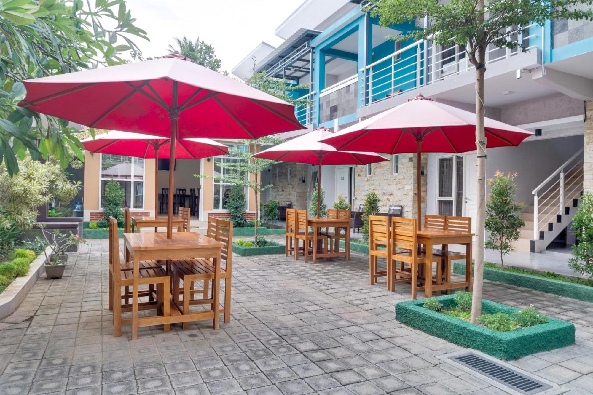 Super Oyo 1579 Kate'El Inn Banyuwangi  Εξωτερικό φωτογραφία